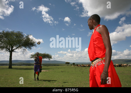 Fußball ist Opne der beliebtesten Aktivitäten unter den Stamm der Massai in Kenia, wenn ihre Kühe im Dorf gebracht werden, die Jungs spielen Fußball auch junge Massai-Kinder aus der nahe gelegenen Grundschule Süd Fußball spielen jeden Schoolbreak und nach der Schulzeit Stockfoto