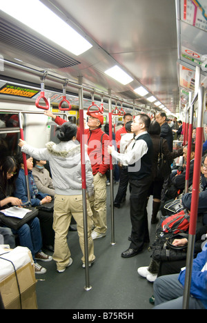 Überfüllten Wagen, MTR-Untergrundbahn, Tsim Sha Tsui, Kowloon Halbinsel, Hongkong, Volksrepublik China Stockfoto