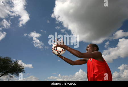 Fußball ist Opne der beliebtesten Aktivitäten unter den Stamm der Massai in Kenia, wenn ihre Kühe im Dorf gebracht werden, die Jungs spielen Fußball auch junge Massai-Kinder aus der nahe gelegenen Grundschule Süd Fußball spielen jeden Schoolbreak und nach der Schulzeit Stockfoto