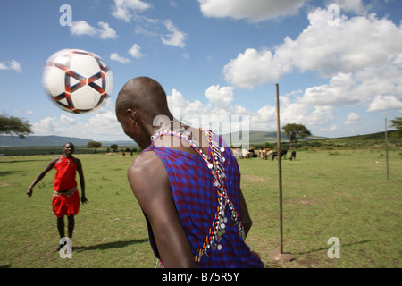 Fußball ist Opne der beliebtesten Aktivitäten bei den Massai-Stamm im südlichen Kenia, wann immer ihre Kühe in der Vil gebracht werden Stockfoto