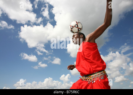 Fußball ist Opne der beliebtesten Aktivitäten bei den Massai-Stamm im südlichen Kenia, wann immer ihre Kühe in der Vil gebracht werden Stockfoto