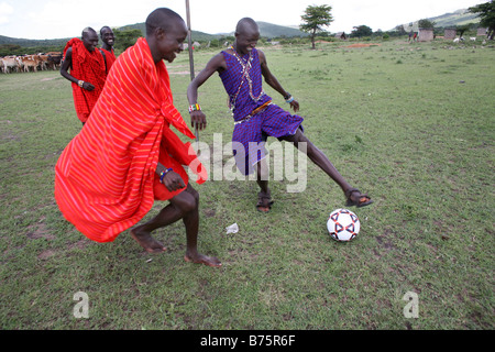 Fußball ist Opne der beliebtesten Aktivitäten bei den Massai-Stamm im südlichen Kenia, wann immer ihre Kühe in der Vil gebracht werden Stockfoto