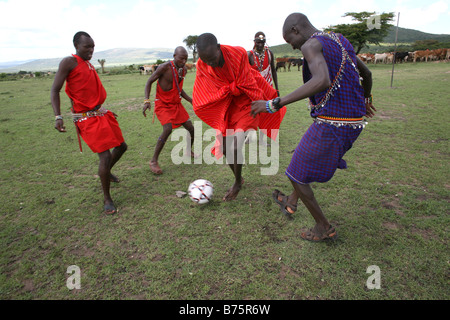 Fußball ist Opne der beliebtesten Aktivitäten bei den Massai-Stamm im südlichen Kenia, wann immer ihre Kühe in der Vil gebracht werden Stockfoto