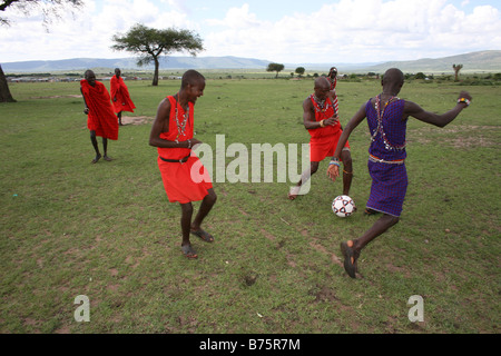 Fußball ist Opne der beliebtesten Aktivitäten bei den Massai-Stamm im südlichen Kenia, wann immer ihre Kühe in der Vil gebracht werden Stockfoto