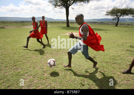 Fußball ist Opne der beliebtesten Aktivitäten bei den Massai-Stamm im südlichen Kenia, wann immer ihre Kühe in der Vil gebracht werden Stockfoto