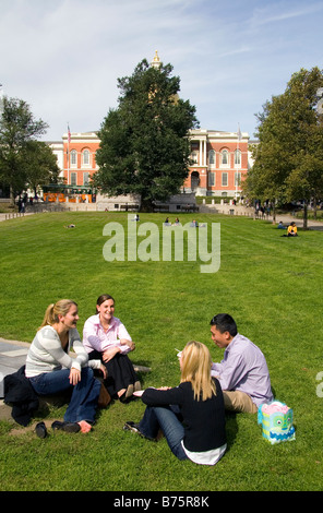 Boston Common vor Massachusetts State House befindet sich im Stadtteil Beacon Hill von Boston Massachusetts, USA Stockfoto