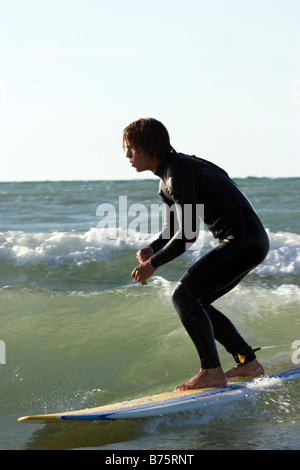 Barfuß Surfer Reiten kleine Welle am Lake Michigan Stockfoto