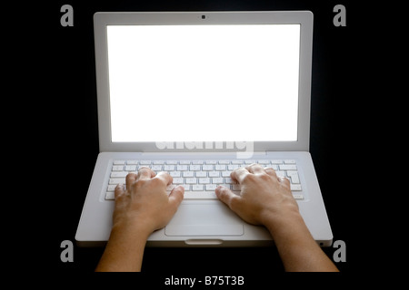 Hände, einen Brief in stilvollen Laptop-Computer mit isolierten weißen Bildschirm-Tastatur eingeben Stockfoto