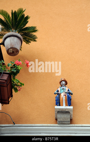 Kleine Keramik-Figur hoch Wand des Hauses in Taormina in Sizilien, Italien Stockfoto