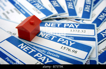 BRITISCHE GEHALTSABRECHNUNGEN MIT MUSTERHAUS RE SCHLAUCH MARKT EIGENSCHAFT CREDIT CRUNCH REZESSION LÖHNE EINKOMMEN LEBENSHALTUNGSKOSTEN JOBS ETC. UK. Stockfoto