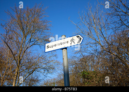 Ein Fußgänger Schild zeigt den Weg zu einem Superstore Birmingham England UK Stockfoto