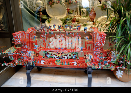 Kleinen traditionellen malte Wagen auf dem Display in Taormina, Sizilien, Italien Stockfoto