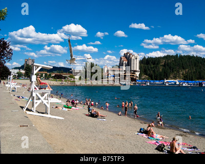 Rettungsschwimmer auf wacht am Strand mit Blick auf das Resort-Hotel am See in Coeur d ' Alene Kootenai County, Idaho, Vereinigte Staaten Stockfoto