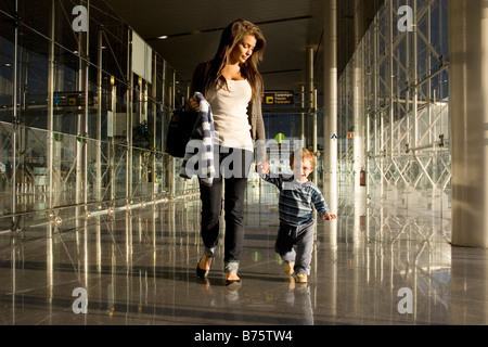 junge Mutter mit Kleinkind an europäischen Flughafen ankommen Stockfoto