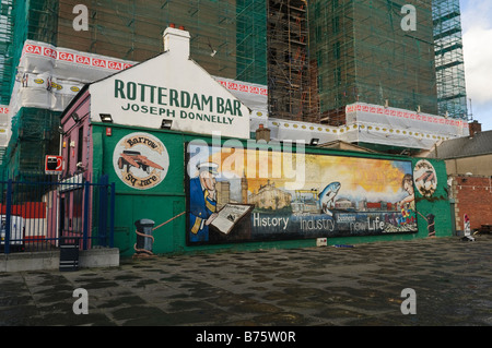 Rotterdam-Bar, Belfast, Besitz und betrieben von Chris Roddy.  Vordergrund ist Barrow Square. Stockfoto