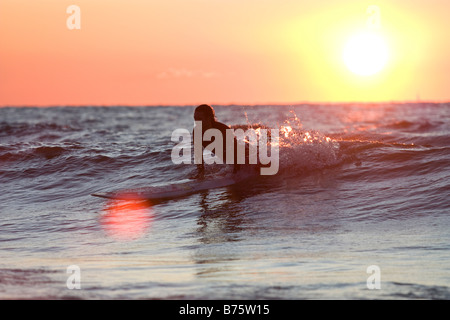 Surfer, die immer bereit, eine kleine Welle auf dem Lake Michigan zu fangen Stockfoto