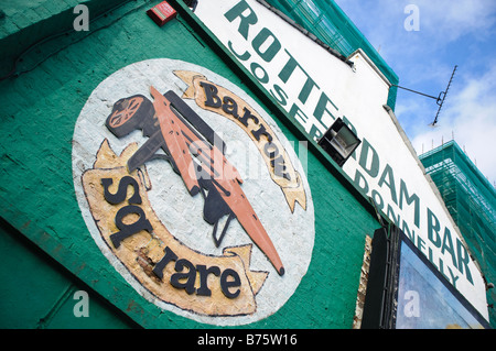 Rotterdam-Bar, Belfast, Besitz und betrieben von Chris Roddy.  Zeichen für Barrow Square Stockfoto