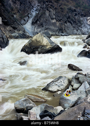 Asien, China, Yunnan, Lijiang. Zwei Frauen aus Minderheiten von Tiger Leap Rock. Schmalsten Punkt von Jangtse in Tigersprung-Schlucht Stockfoto