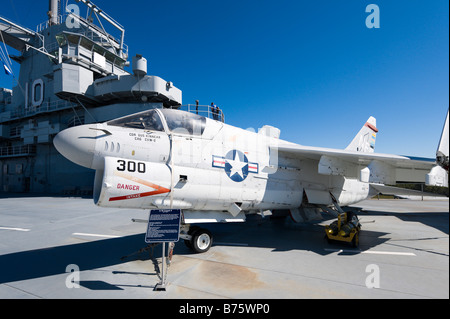 A-7E Corsair leichten Kampfflugzeuge an Deck der USS Yorktown Flugzeugträger, Patriots Point Naval Museum, Charleston Stockfoto