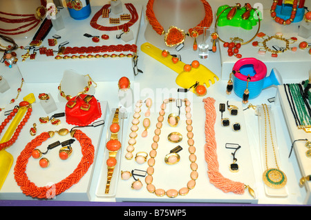 Korallen Schmuck auf dem Display in Taormina, Sizilien, Italien Stockfoto