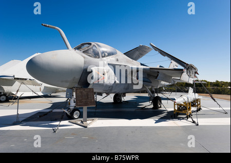 Grumman A-6E Intruder an Deck der USS Yorktown Flugzeugträger, Patriots Point Naval Museum, Charleston, South Carolina Stockfoto