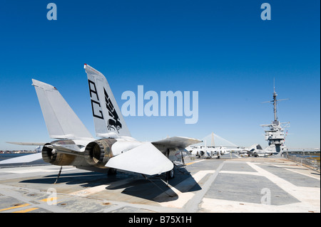 Grumman F-14A Tomcat an Deck der USS Yorktown Flugzeugträger, Patriots Point Naval Museum, Charleston Stockfoto