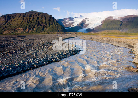 Fluss im Süden Islands in der Nähe einer Route Stockfoto