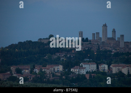 Die mittelalterlichen Türme von San Gimignano steigen über die Hügel im frühen Morgenlicht Stockfoto