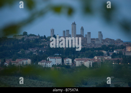 Die mittelalterlichen Türme von San Gimignano steigen über die Hügel im frühen Morgenlicht vom Weinberg aus gesehen Stockfoto