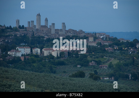 Die mittelalterlichen Türme von San Gimignano steigen über die Hügel im frühen Morgenlicht Stockfoto