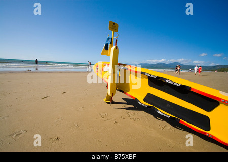 Die legendären gelben Surfski ist ein bekanntes Symbol Australiens Surf Lebensretter. Port Douglas, Queensland, Australien Stockfoto