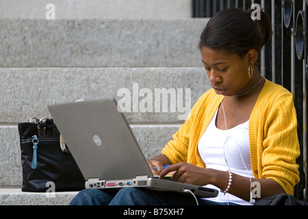Weiblicher Studierender mit einem Laptop auf dem Campus der Harvard University in Cambridge größere Boston Massachusetts, USA Stockfoto