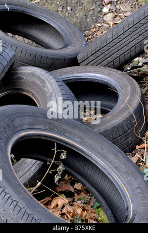 Alte Reifen fliegen kippte auf der A45 Straße Birmingham England UK Stockfoto