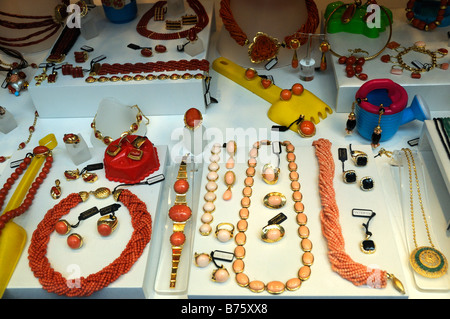 Korallen Schmuck auf dem Display in Taormina, Sizilien, Italien Stockfoto