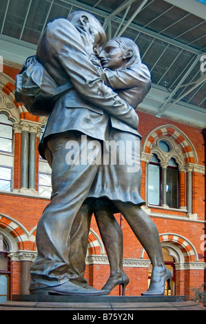 Der "Treffpunkt" Statue entworfen vom britischen Künstler Paul Day bei St Pancras International Railway Station, London, England Stockfoto