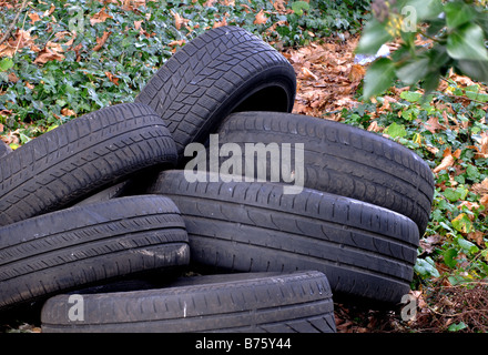 Alte Reifen fliegen kippte auf der A45 Straße Birmingham England UK Stockfoto