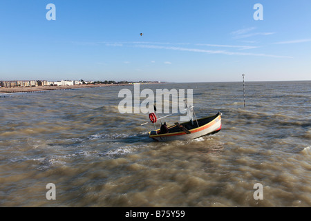 Vereinigtes Königreich West Sussex Littlehampton Ansicht gegenüber Weststrand in die Stadt mit Fischerboot Stockfoto