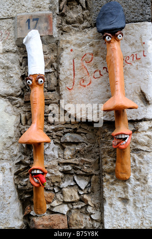 Moderner Skulptur der längliche Köpfe auf Taormina in Sizilien Italien anzeigen Stockfoto