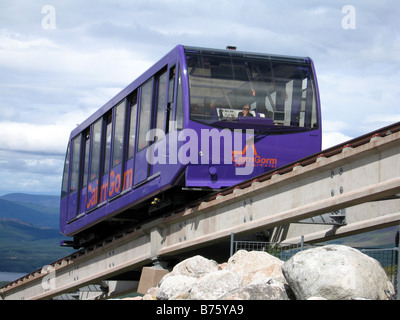 Cairngorm Bergbahn Seilbahn Touristen in den schottischen Highlands Stockfoto