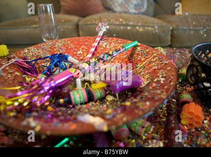 New Years Eve Party Wrack inklusive einen Champagner Glas Konfetti Poppers Hörner Luftschlangen und andere Krachmacher Stockfoto