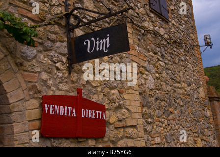 Ein Stein und Ziegel-Geschäft in der Toskana auf einem Weingut, wo sie Wein mit alten, antiken Zeichen verkaufen vor. Stockfoto
