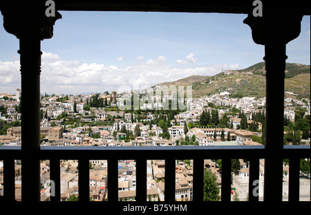 Blick auf El Albaicín, alte maurische Viertel der Stadt Granada, von der Alhambra. Stockfoto