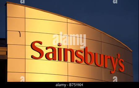 Sonnenschein auf dem J Sainsbury plc Supermarkt Shop am Maibaum Birmingham West Midlands Stockfoto