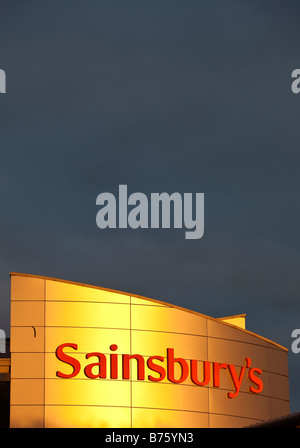 Sonnenschein auf dem J Sainsbury plc Supermarkt Shop am Maibaum Birmingham West Midlands Stockfoto