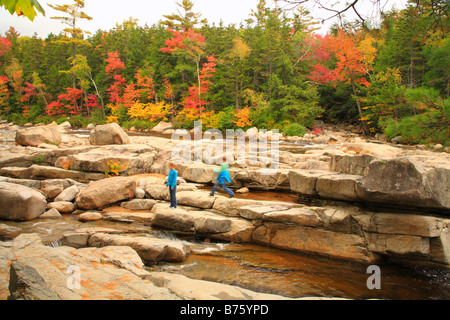 Kinder in felsigen Schlucht, Kancamagus Highway, White Mountains, New Hampshire, USA Stockfoto