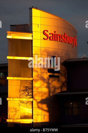 Sonnenschein auf dem J Sainsbury plc Supermarkt Shop am Maibaum Birmingham West Midlands Stockfoto