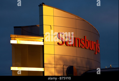 Sonnenschein auf dem J Sainsbury plc Supermarkt Shop am Maibaum Birmingham West Midlands Stockfoto