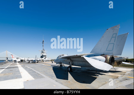 Grumman F-14A Tomcat an Deck der USS Yorktown Flugzeugträger, Patriots Point Naval Museum, Charleston Stockfoto