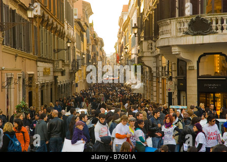 Kaufrausch am Piazza di Spagna Platz im Centro Storico Rom Italien Europa Stockfoto