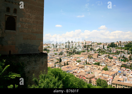 Blick auf El Albaicín, alte maurische Viertel der Stadt Granada, von der Alhambra. Stockfoto